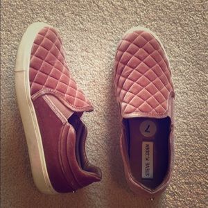 Steve Madden pink velvet shoes